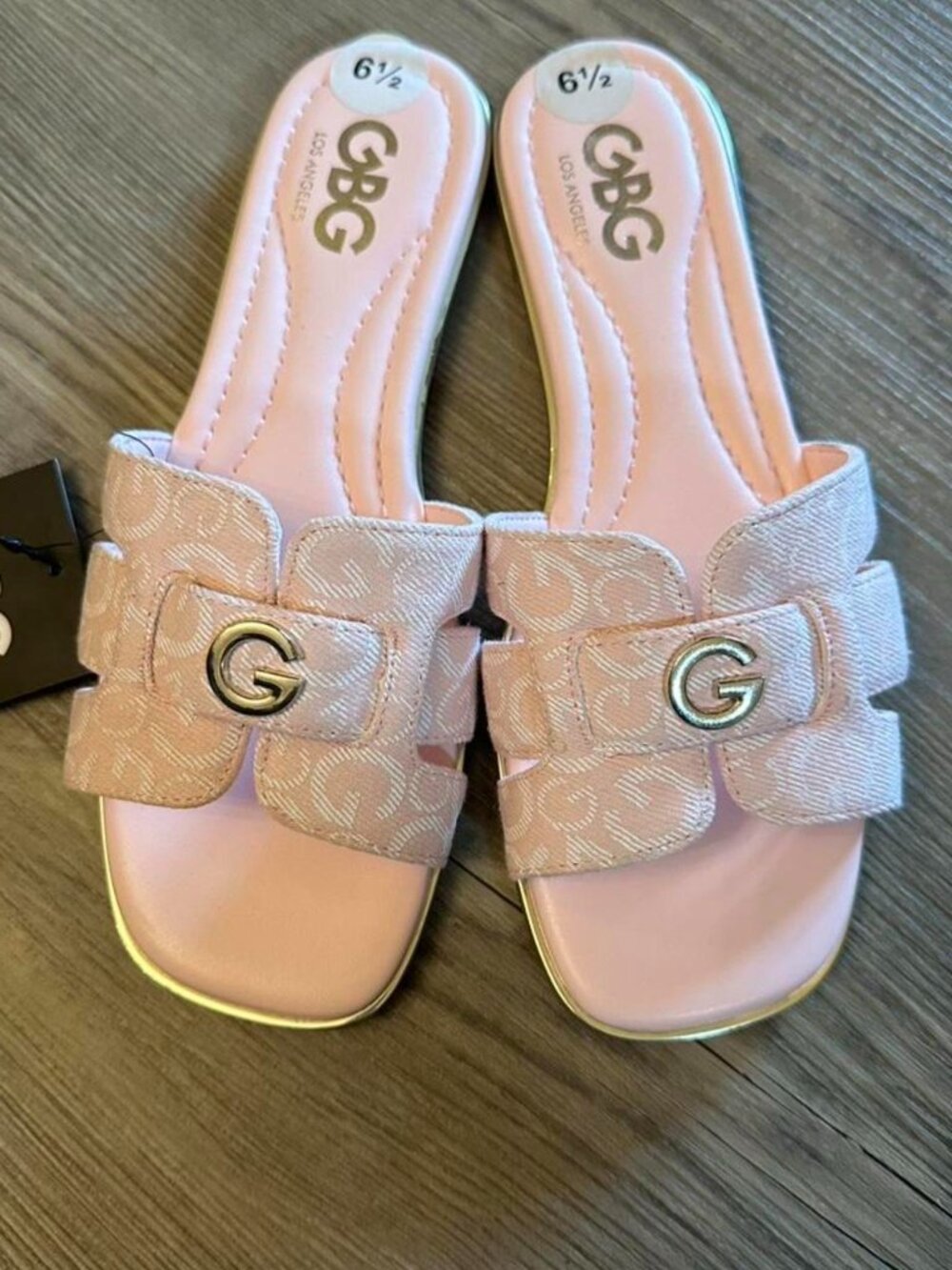 NWT Guess Women’s light pink slides with gold buckle detail & accents.